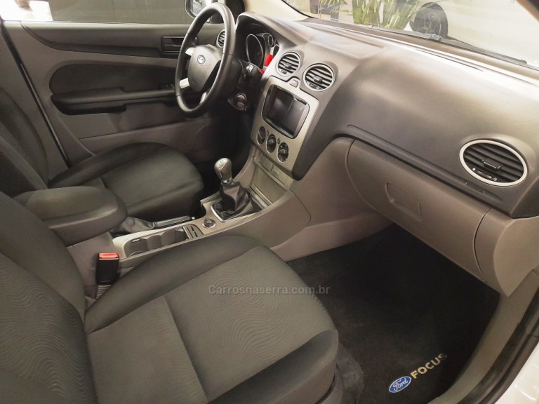 FORD - FOCUS - 2013 - Branca