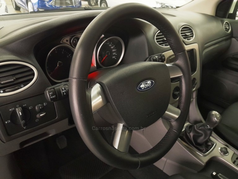 FORD - FOCUS - 2013 - Branca