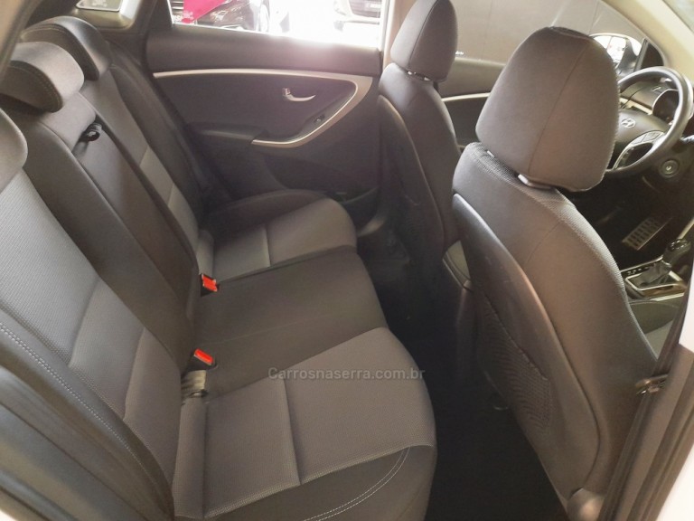 HYUNDAI - I30 - 2015 - Branca