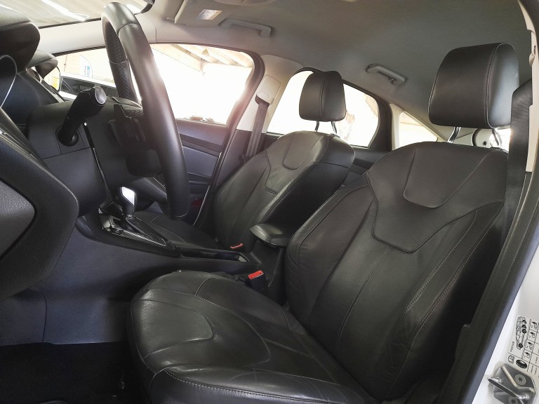 FORD - FOCUS - 2016 - Branca