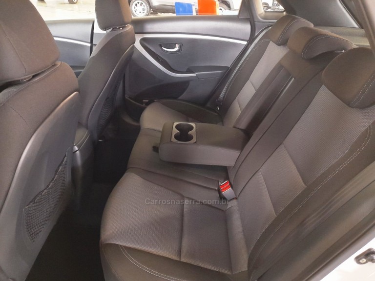 HYUNDAI - I30 - 2015 - Branca