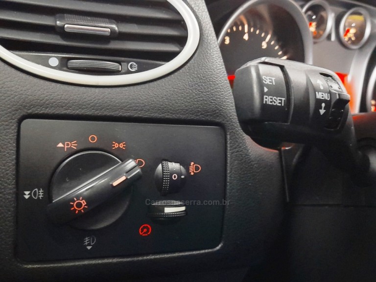 FORD - FOCUS - 2013 - Branca