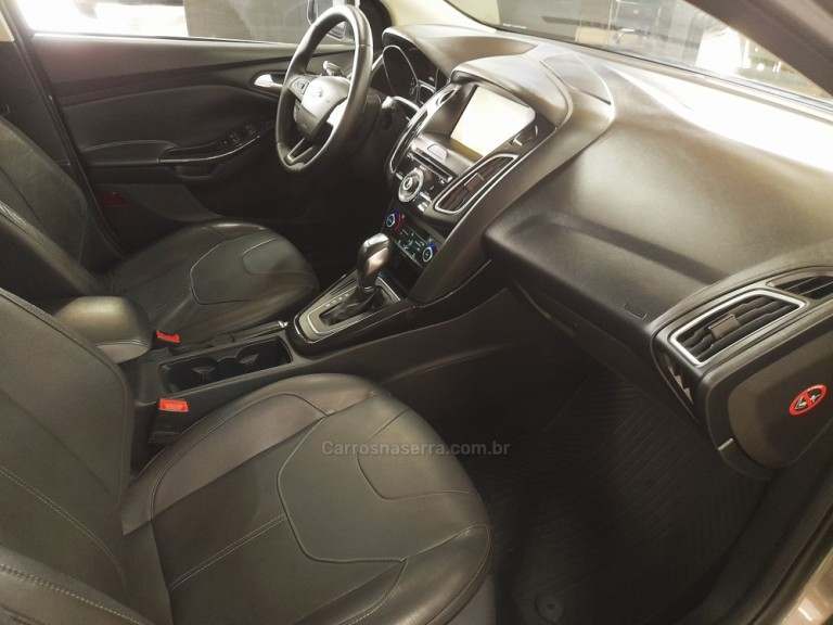 FORD - FOCUS - 2016 - Cinza