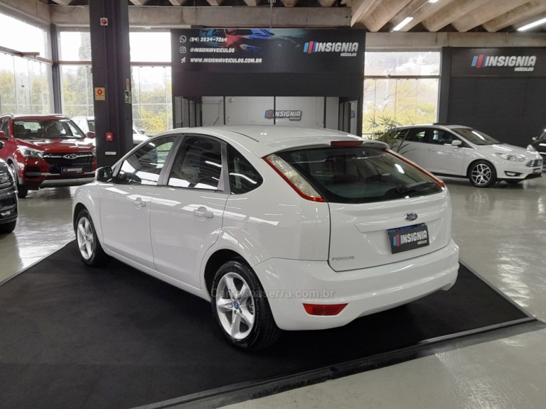 FORD - FOCUS - 2013 - Branca