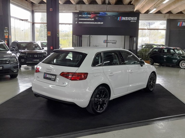 AUDI - A3 - 2014 - Branca