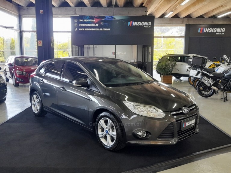 FORD - FOCUS - 2015 - Cinza