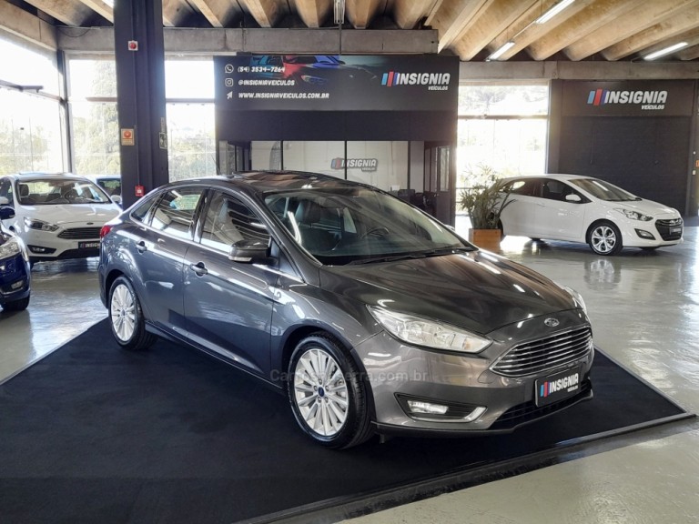 FORD - FOCUS - 2018 - Cinza