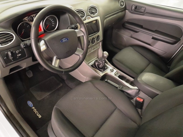 FORD - FOCUS - 2013 - Branca