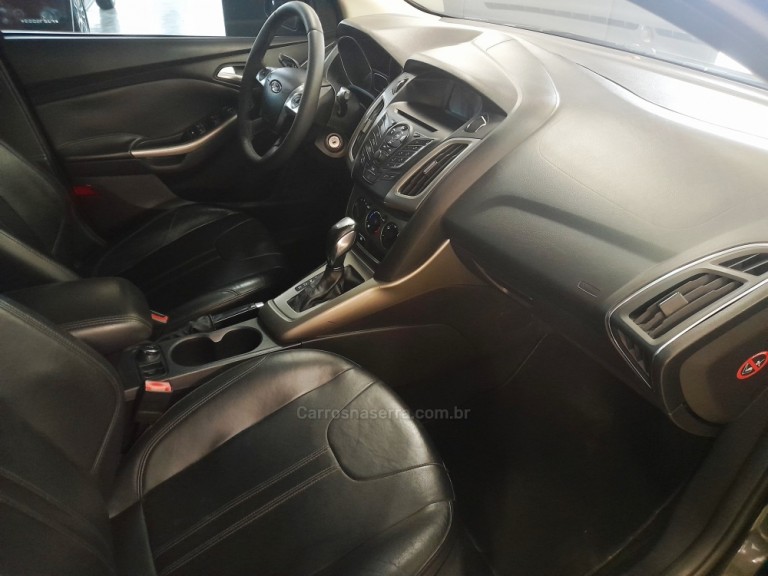 FORD - FOCUS - 2015 - Cinza