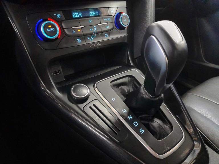 FORD - FOCUS - 2016 - Branca