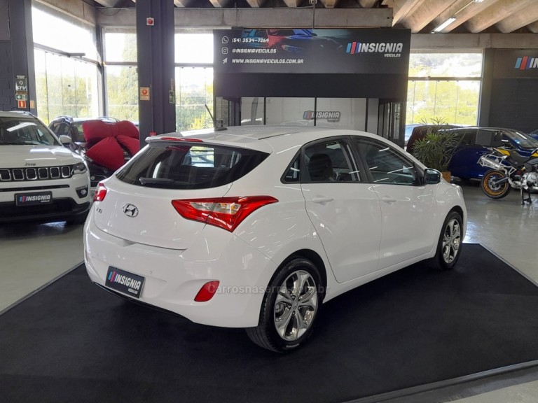 HYUNDAI - I30 - 2015 - Branca