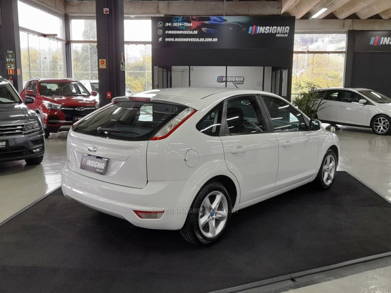 FORD - FOCUS - 2013 - Branca