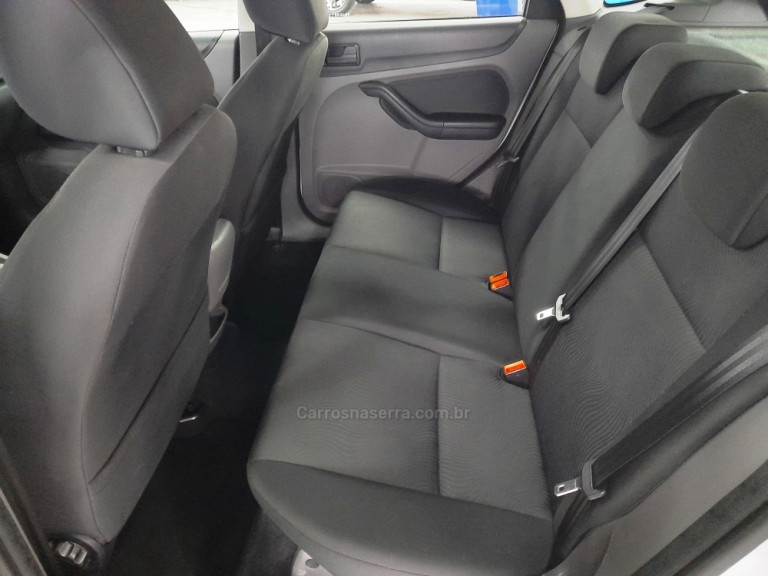 FORD - FOCUS - 2013 - Branca