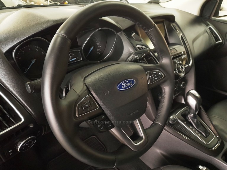 FORD - FOCUS - 2016 - Cinza
